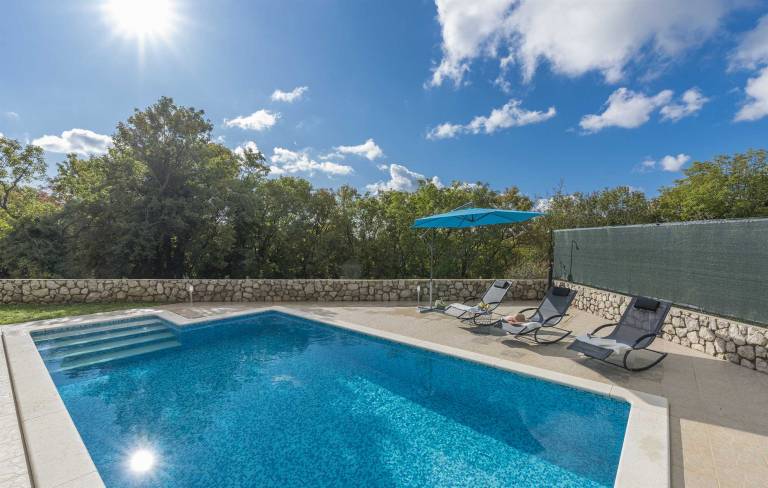 Rental with BBQ, garden & patio | Pool view — photo 4
