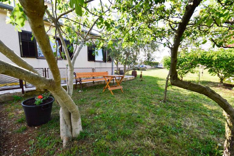 House with terrace, yard & barbecue — photo 3