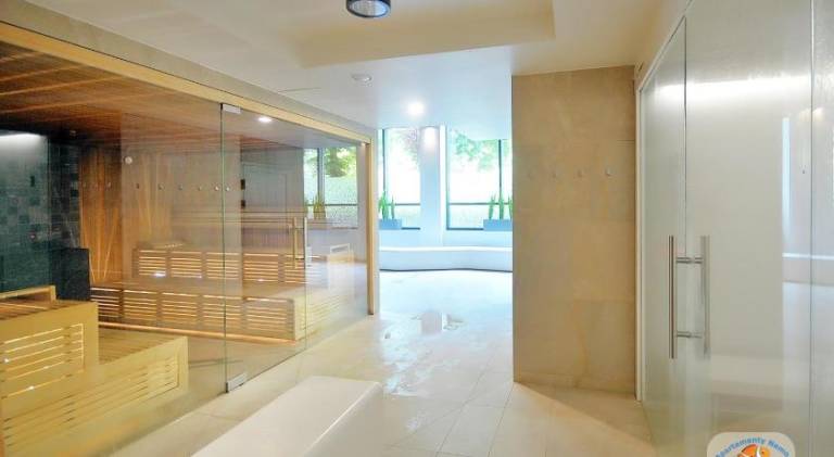 Apartment with jacuzzi & pool — photo 2