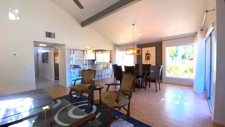 Child-friendly condo with jacuzzi, heated pool & barbecue | Mountain view | Pets are welcome — photo 2