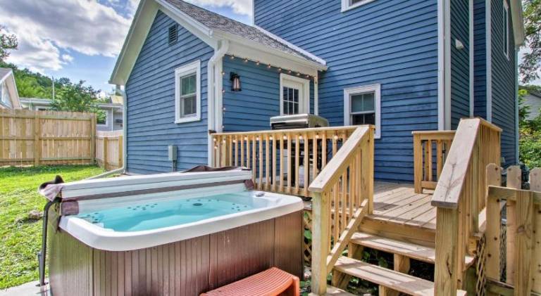 Vacation home with jacuzzi in Galena, IL