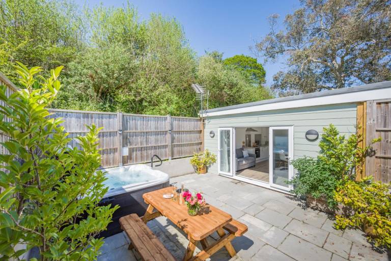 Beautiful lodge with garden, barbeque & jacuzzi | Pets are welcome — photo 2