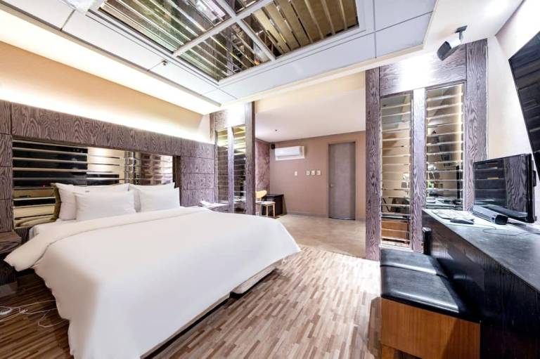 HOTEL ON