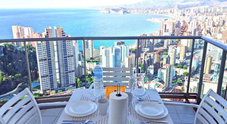 36th floor - Highrise apartment with private terrace & amazing sea views in Benidorm