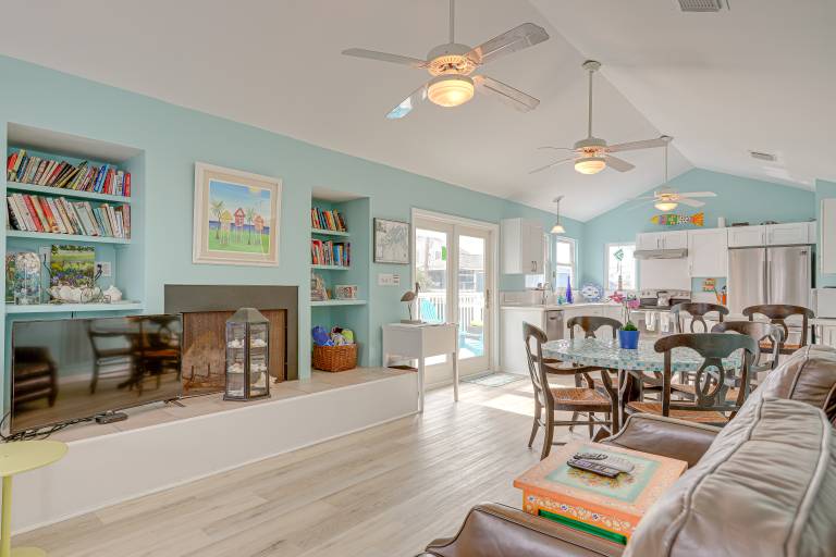 Steps to Galveston Beach: Dog-Friendly Gem w/ Yard — photo 4