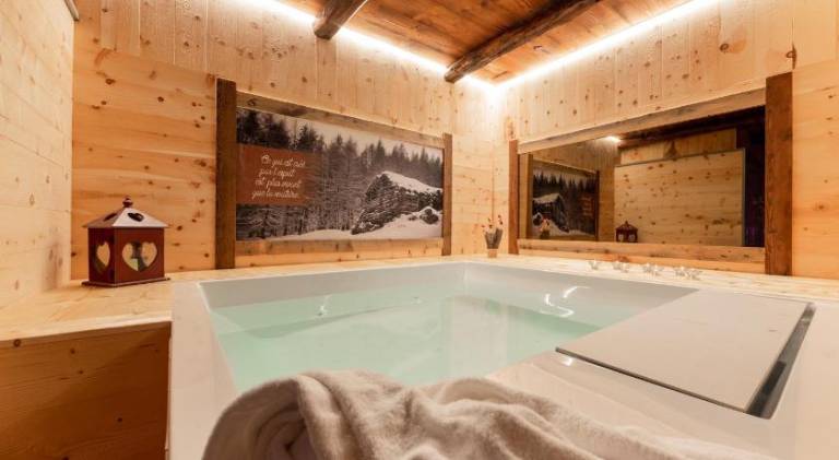 Lodge with sauna, jacuzzi & patio — photo 3