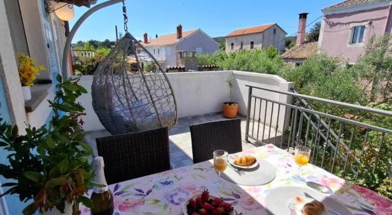Holiday apartment with garden, barbecue & patio — photo 2