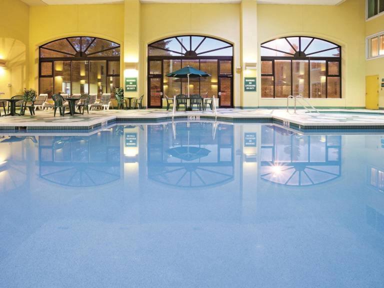 La Quinta Inn & Suites by Wyndham Milwaukee Bayshore Area — photo 3
