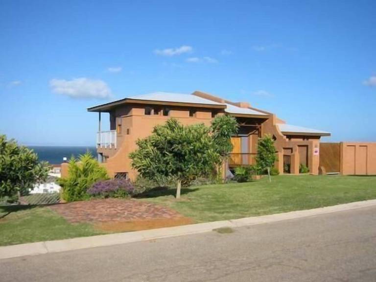 House  Ferreira Town