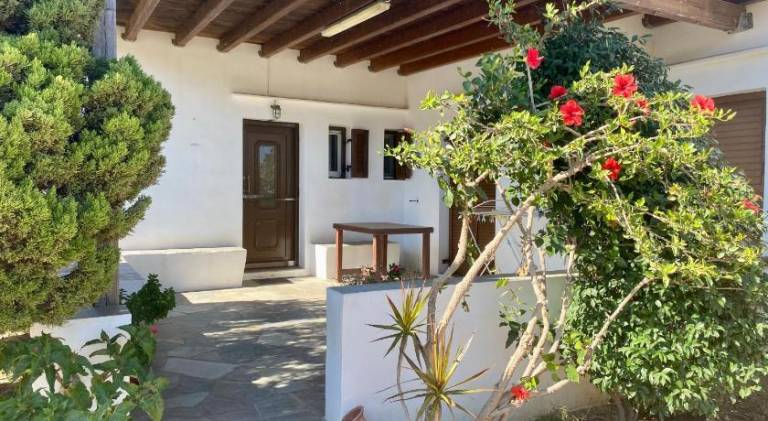 Fully equipped beautiful vacation home with patio & yard | Perfect for remote work | Pets allowed — photo 3