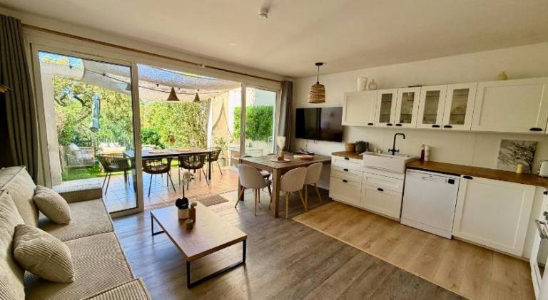 Vacation home with yard, terrace & private pool in Grimaud