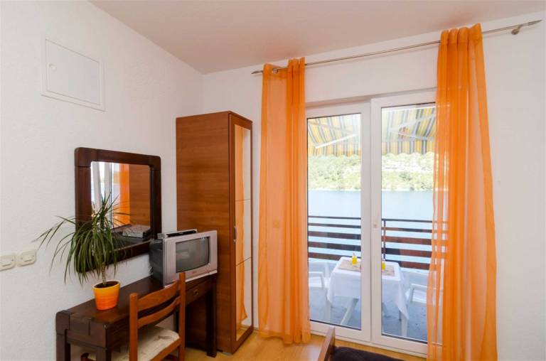 Maestral Studio with Terrace and Sea View — photo 4