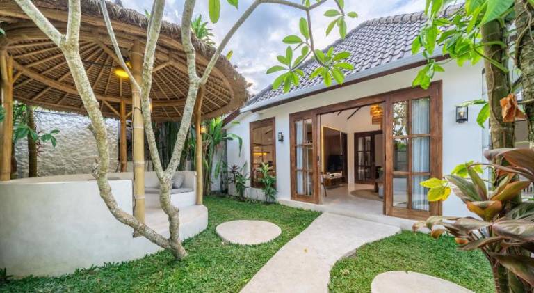Villa with pool — photo 5
