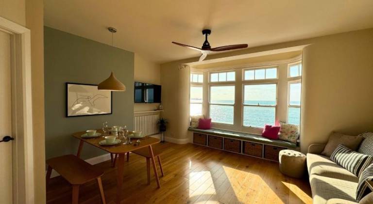 The Panoramic - Beach Front Apt - NO GUEST FEES in Margate