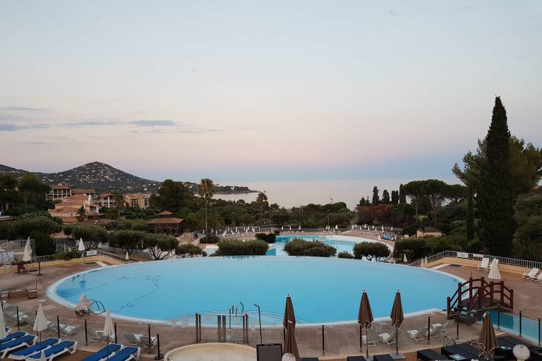 Condo with patio, heated pool & garden | Sea view in Saint-Raphaël