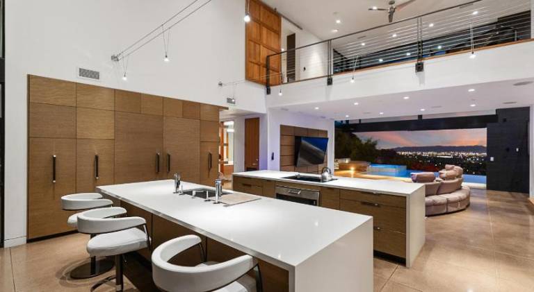 House with hot tub & pool — photo 5