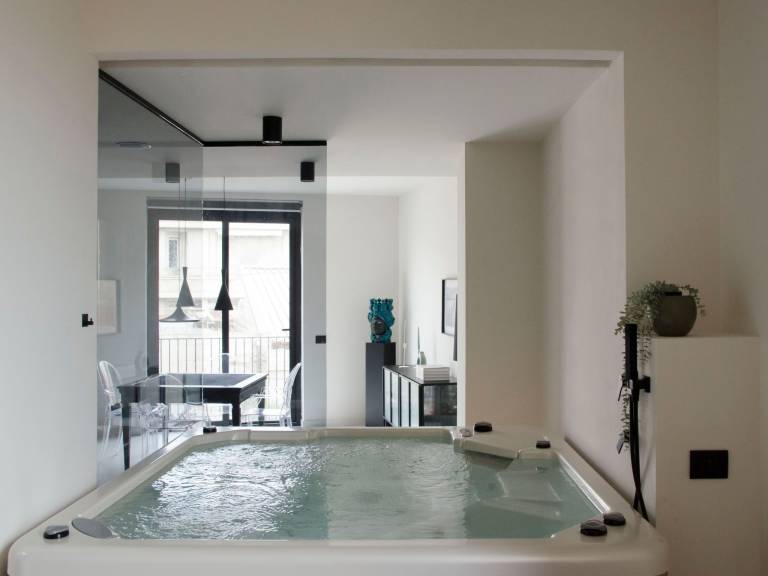 Rental apartment with grill, hot tub & patio | Lake view — photo 2