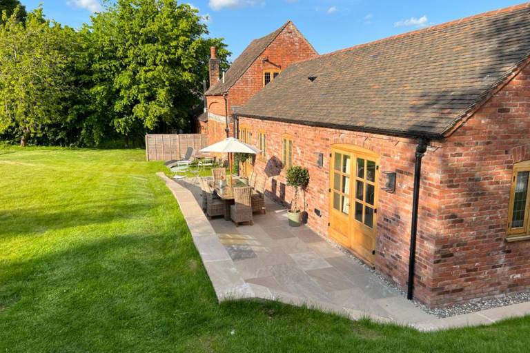 Villa Acton Round