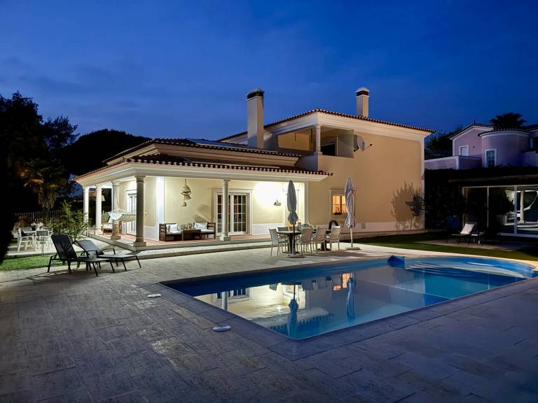 280 m&sup2; Villa