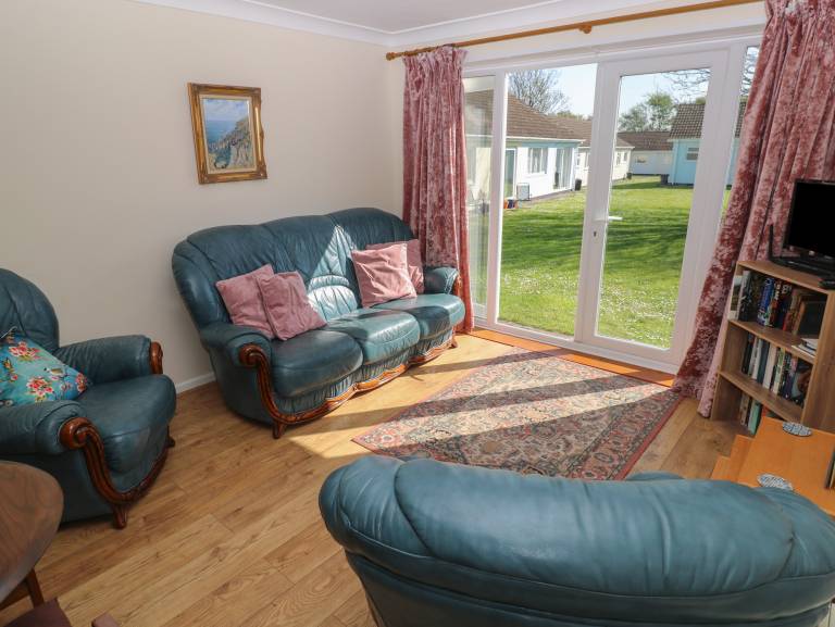 Cottage with pool & yard — photo 4