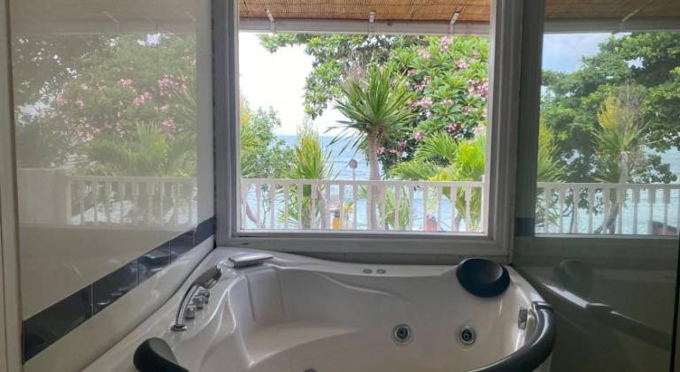 Sunrise Beach Villa, Seaview. Gate too beachfront. — photo 4