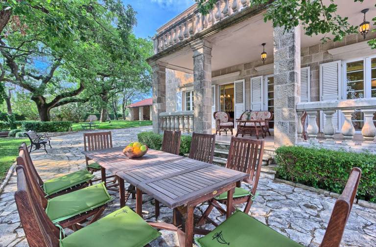 Fully equipped villa with private pool, yard & barbeque | Pool view | Pets allowed — photo 2