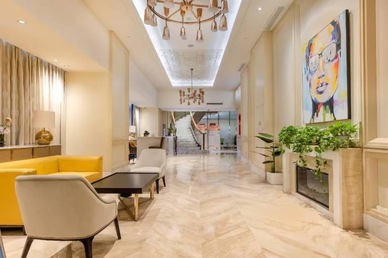 Ample serviced apartment with pool, grill & patio | Dogs allowed — photo 3