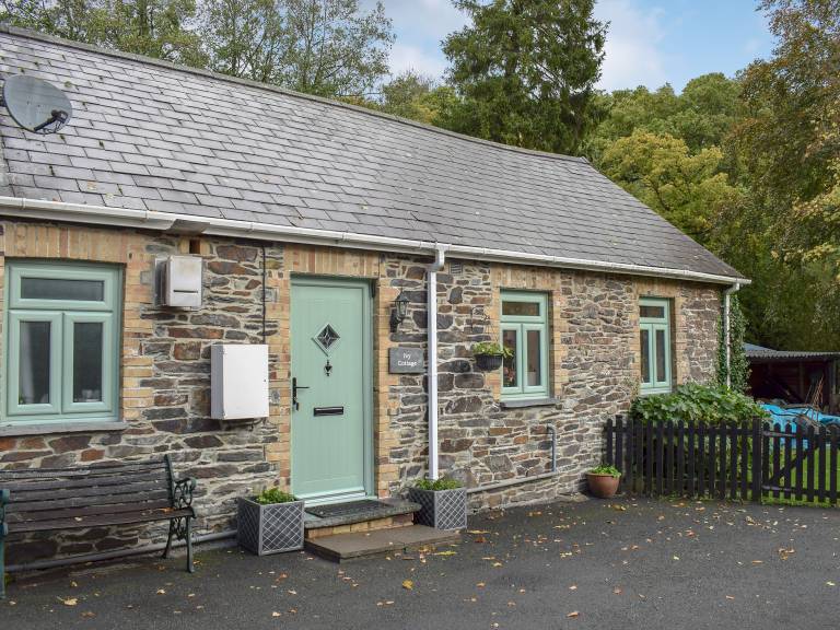 Cottage with BBQ & garden | Water view in Carmarthen