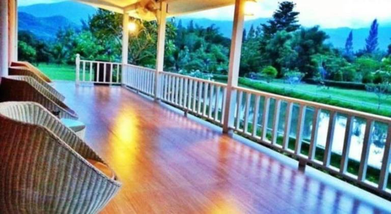 Vacation home with patio, yard & barbeque — photo 3