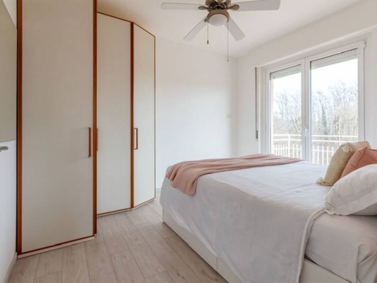 Apartment with yard — photo 4