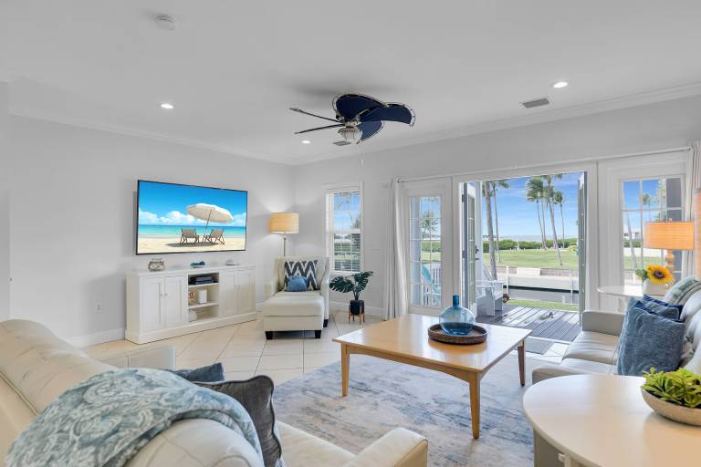 Waterfront luxury Villa (14) with spectacular sunset views and boat slip in Marathon, FL