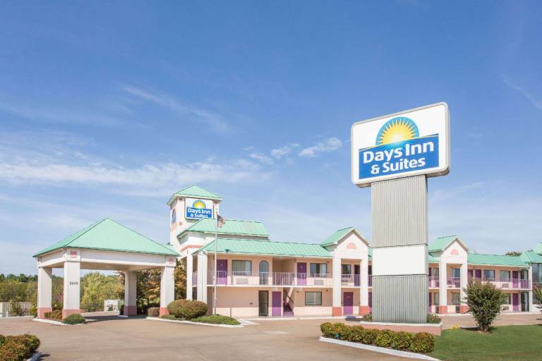 Days Inn & Suites by Wyndham Bentonville in Bentonville, AR