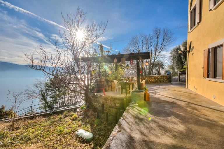 Faby House On Hilly Area & Lake View — photo 2
