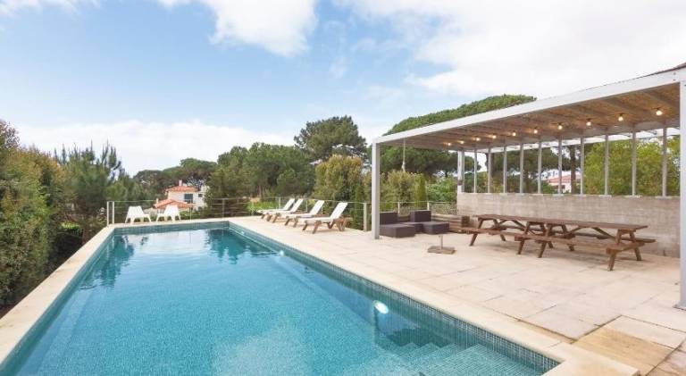 Fully equipped pleasant vacation home with patio, yard & jacuzzi | Pet-friendly in Setubal