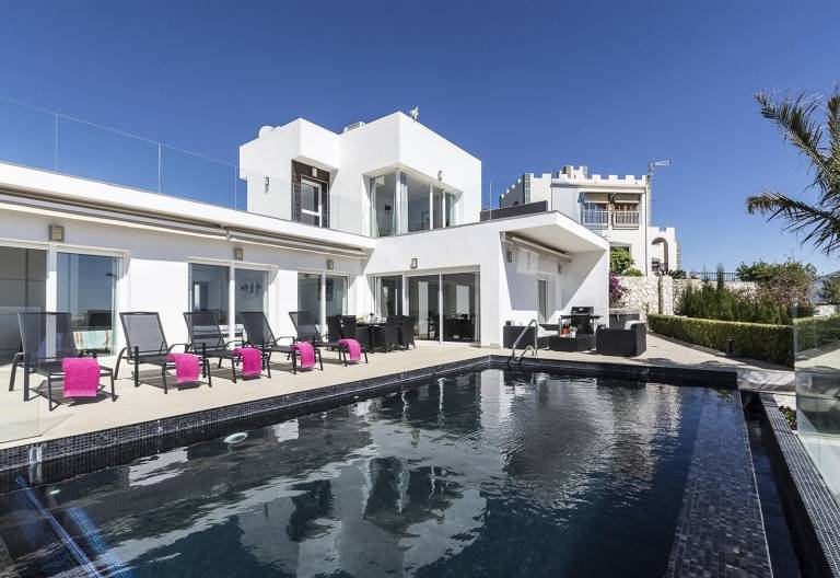 Villa 'Blanca' with Sea View, Wi-Fi and Air Conditioning in Granada