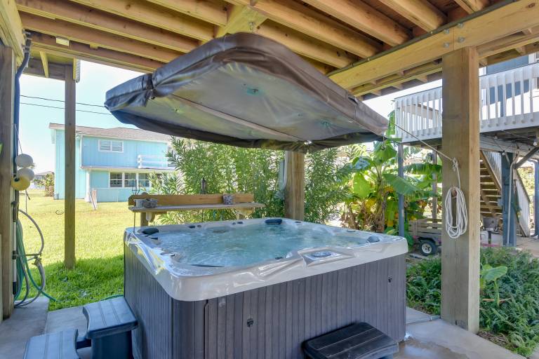 Group-Friendly Hot Tub Haven in Galveston! — photo 2