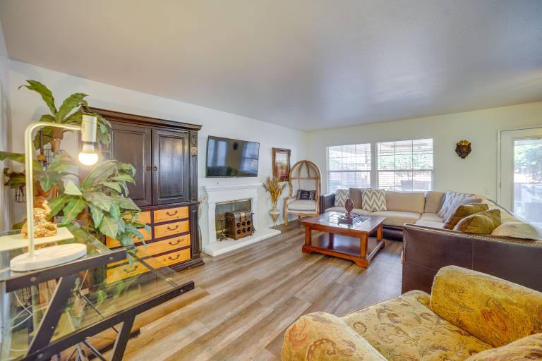 Family Home w/ Hot Tub! 2 Mi to Dtwn Riverside — photo 3