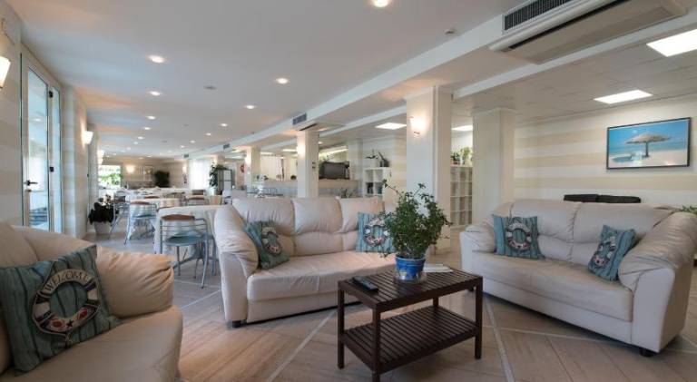 Serviced apartment with yard, pool & terrace — photo 4