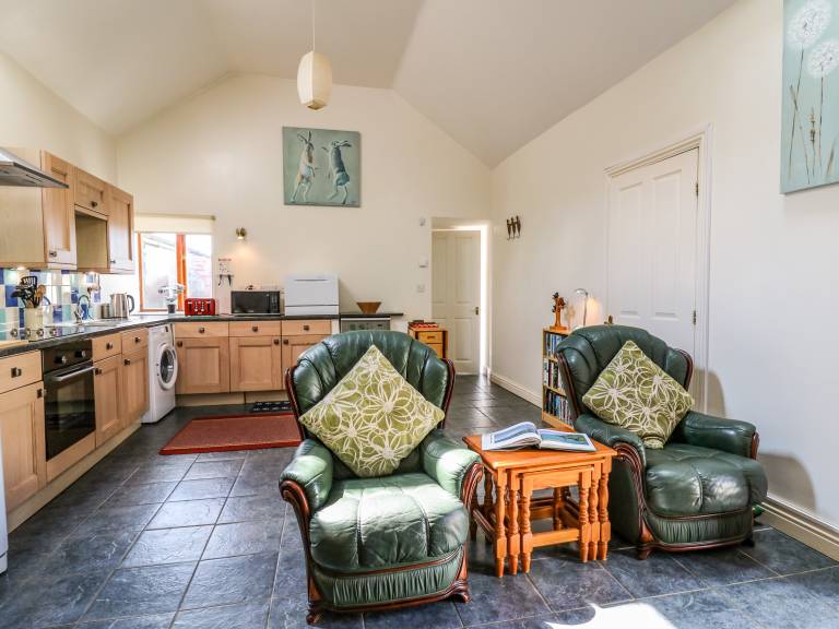 Family-friendly charming cottage with yard | Pets allowed — photo 5