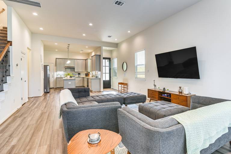 5 Mi to Downtown Chic Home w Patio in Houston