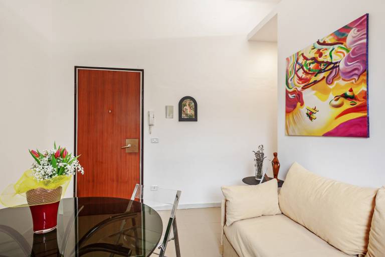 Apartment with yard — photo 2