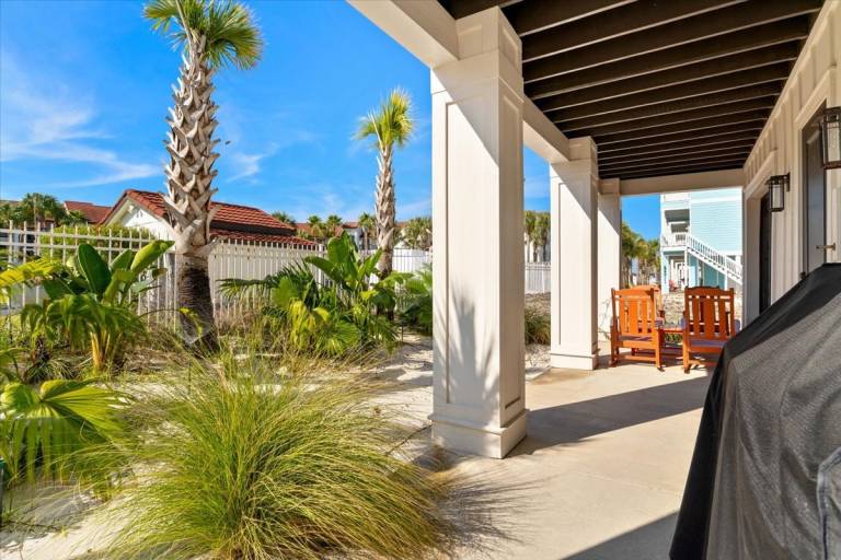 Fully equipped beautiful vacation home with grill, pool & hot tub | Close to the beach | Pets are welcome — photo 4