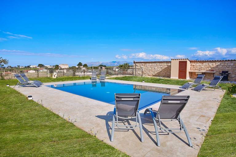 Big villa with private pool, patio & grill | Pets allowed — photo 3