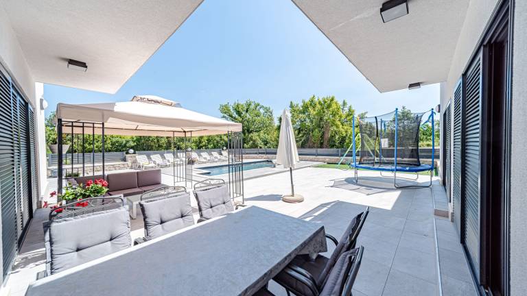 Villa with barbecue, yard & private pool — photo 4