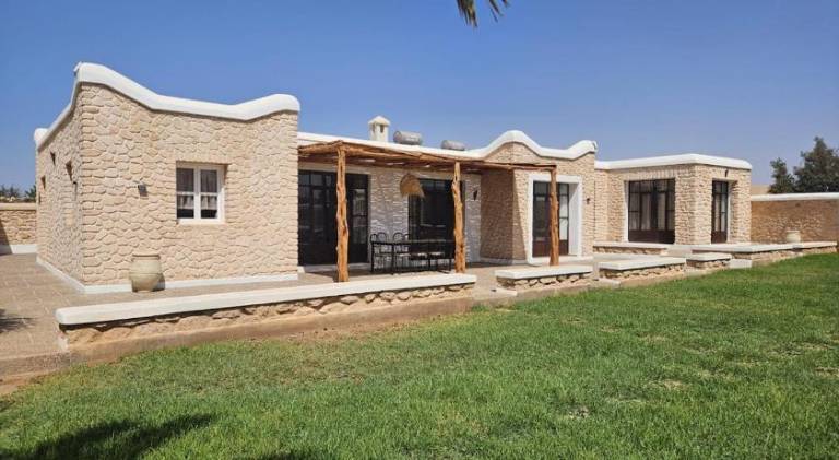 Villa with pool — photo 4