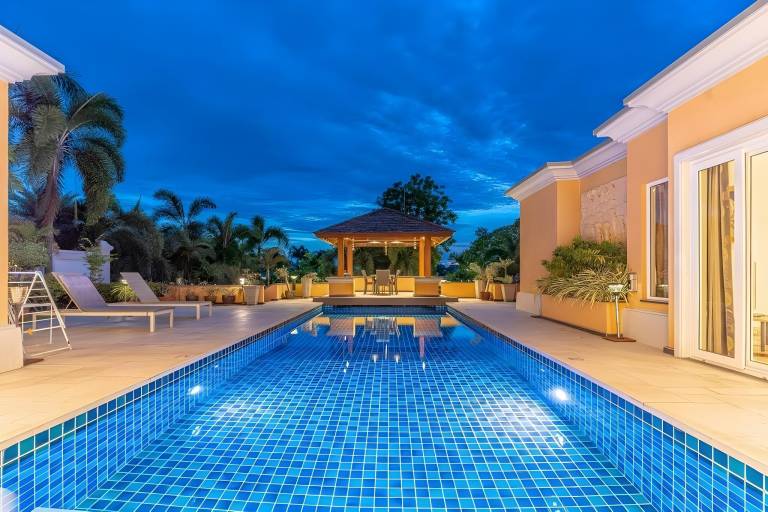 Mew luxury pool villa king bed in Pattaya