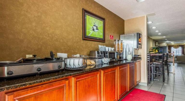 Econo Lodge Inn & Suites Evansville East — photo 4
