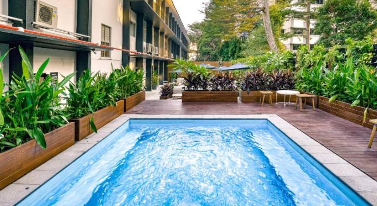 Serviced apartment with patio & pool | Near Buddha Tooth Relic Temple and Museum | Pets allowed — photo 2