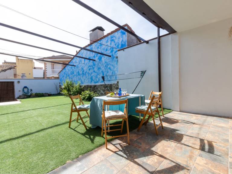 Vacation home with private pool, barbeque & yard | Suitable for remote work — photo 2
