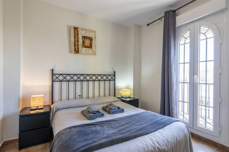 Fully equipped ample rental apartment with patio, yard & pool | Close to the beach | Dogs allowed — photo 4